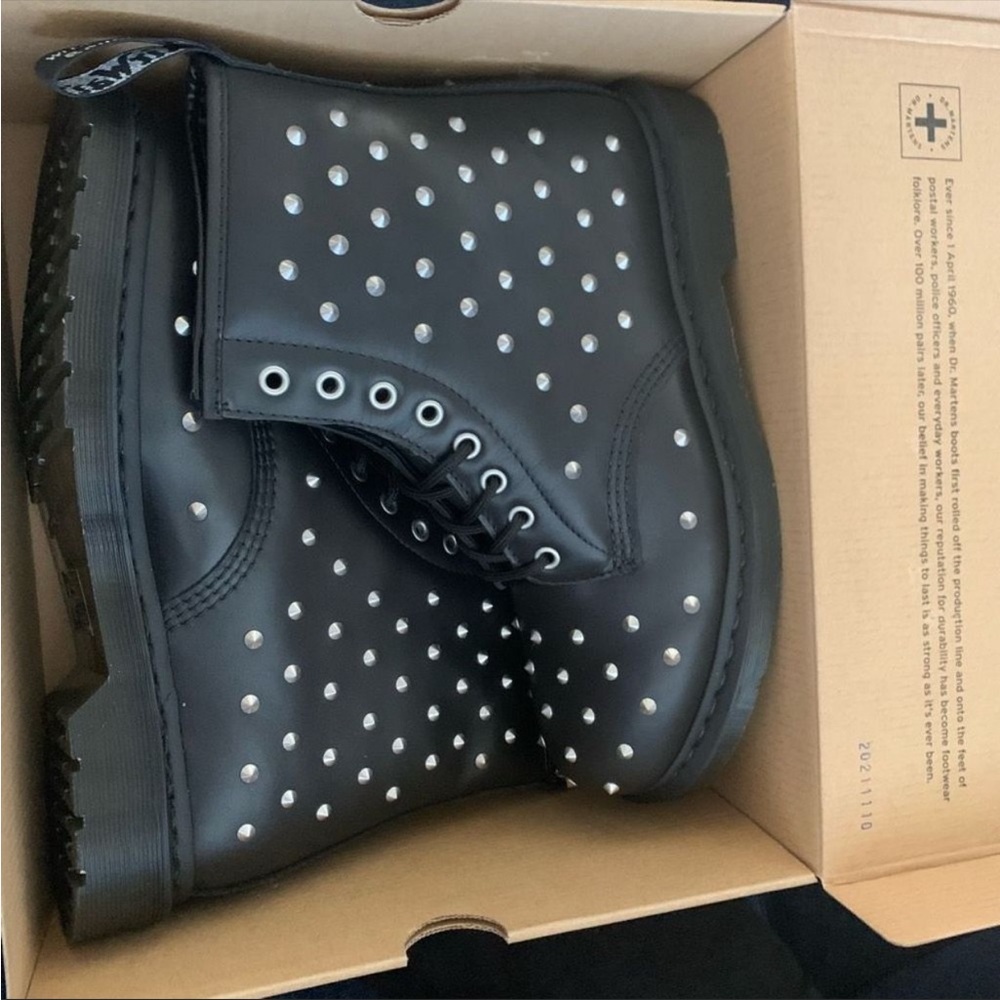 Dr. Martens Studded Combat Boots Size 5 - NEW IN BOX - Picture 4 of 8